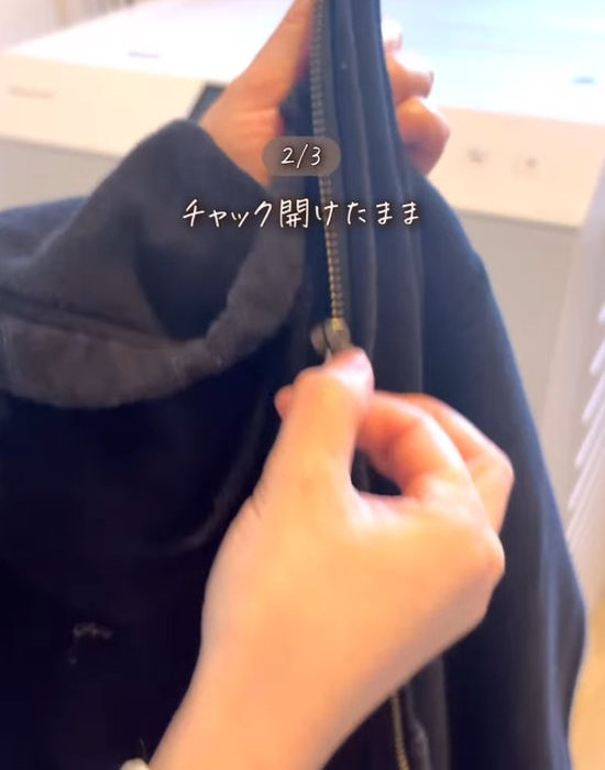 チャック付き衣類のチャックを触っている人