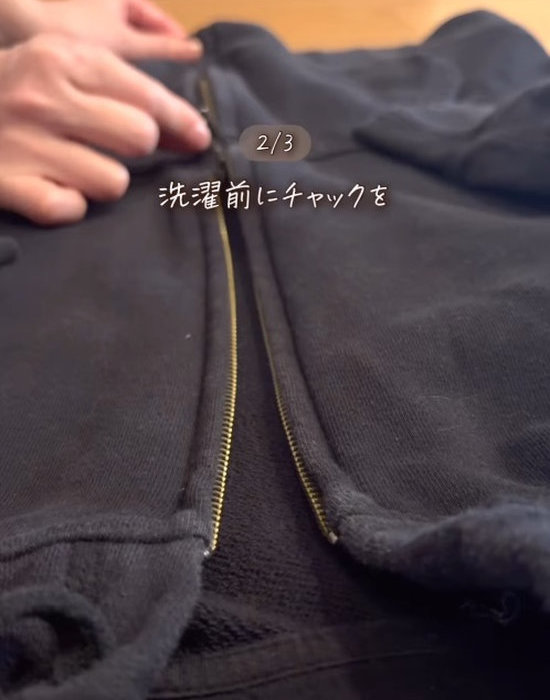 チャック付き衣類のチャックを閉める様子