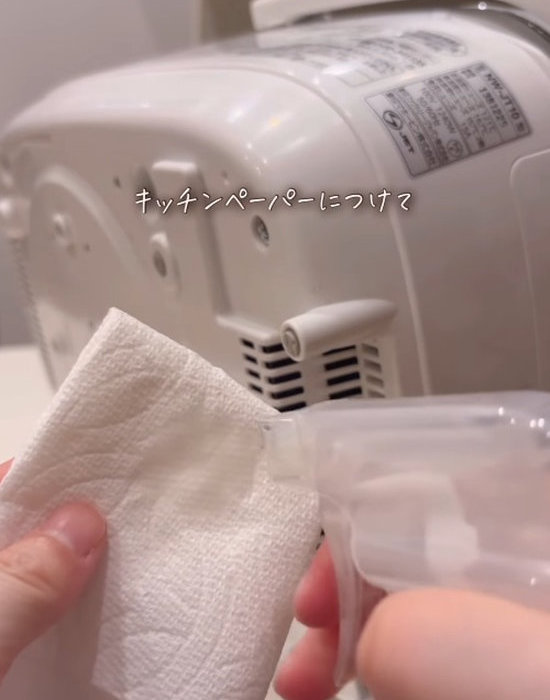 アルカリ電解水をキッチンペーパーに吹きかける様子