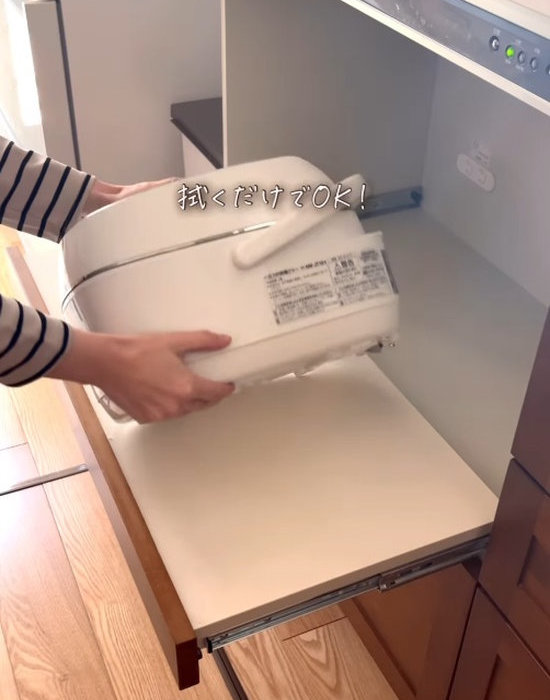 炊飯器を元の位置に戻す様子