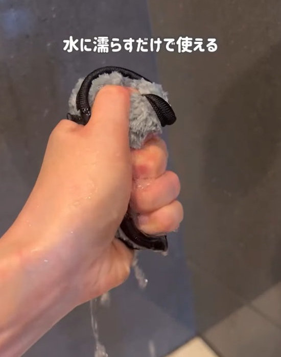 水で濡らしたパフを絞る様子