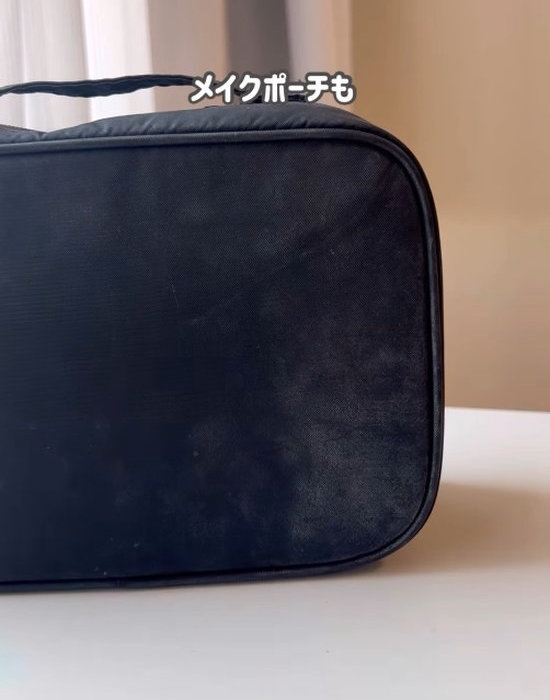 机に置かれた汚れた化粧ポーチ