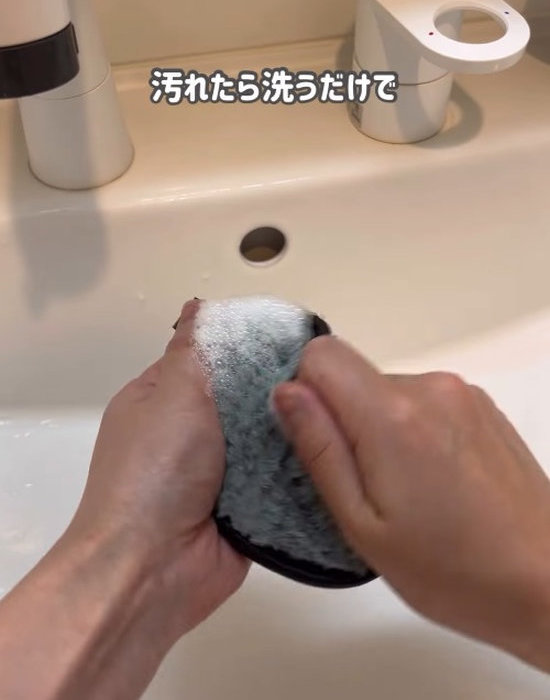 パフを洗う様子