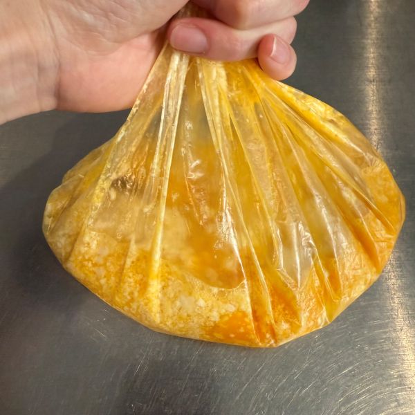『アイラップ』に材料を入れて混ぜ合わせた様子