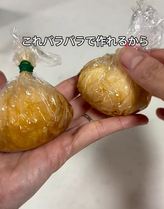 ラップに包んだ２つの味玉を手にしている様子
