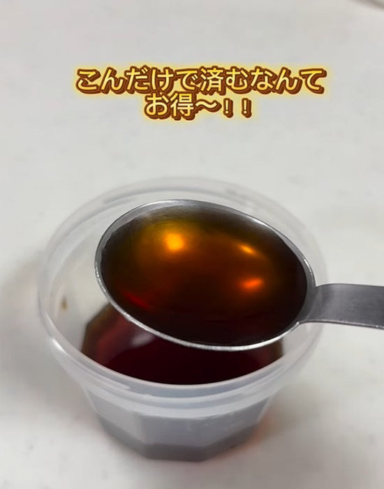 めんつゆを大さじのスプーンですくう様子