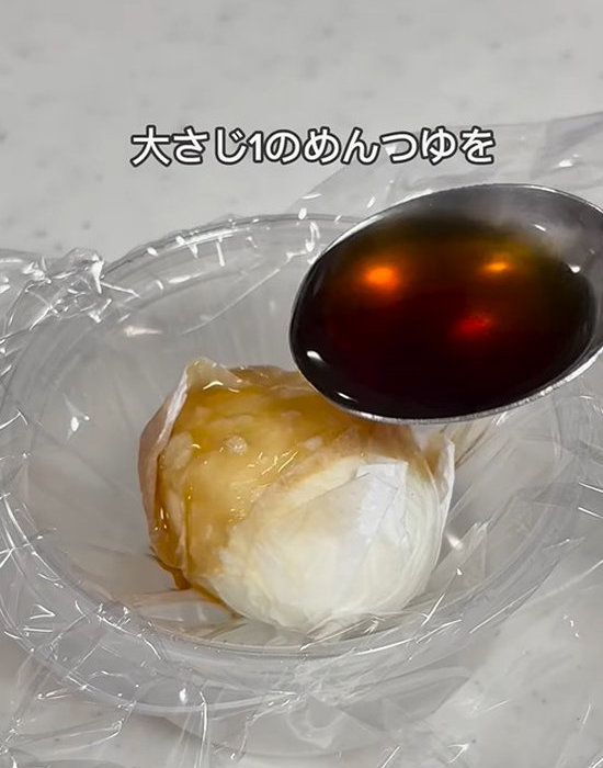 めんつゆをゆで卵にかける様子
