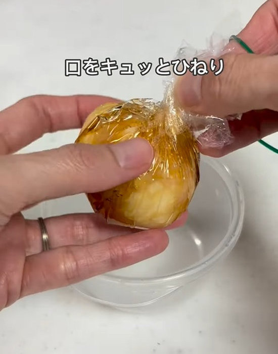 ゆで卵をラップで包む様子