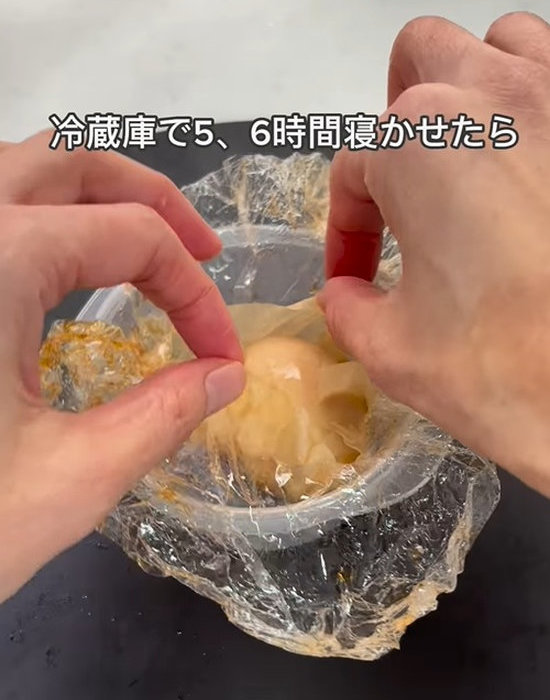 ゆで卵を包んでいたラップとキッチンペーパーを取る様子