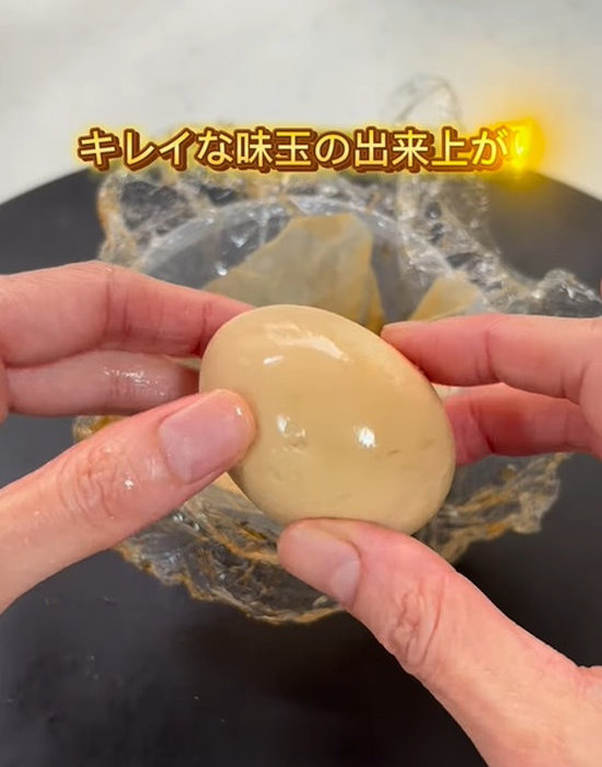 完成した味玉を手にしている様子