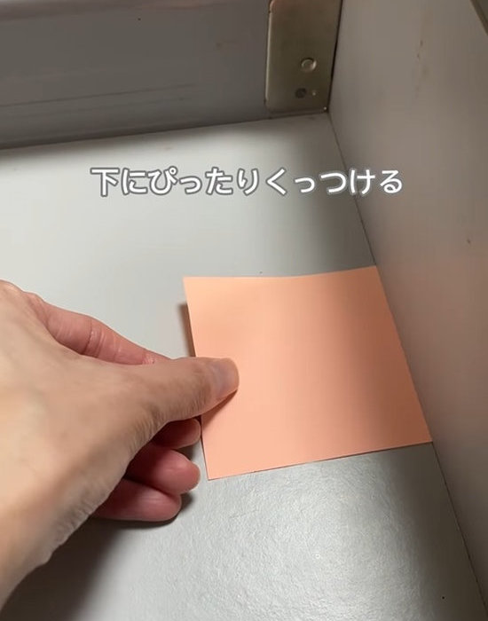 引き出しにふせんを置いている様子