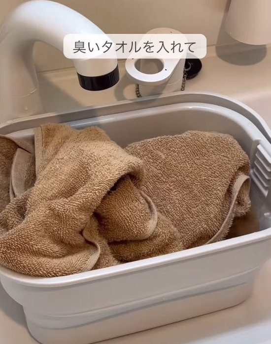 桶にタオルを入れている様子