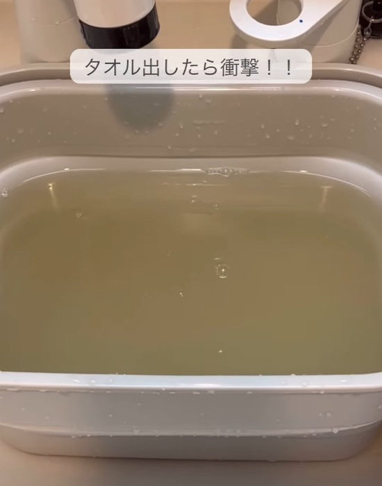 桶に入った汚れたお湯