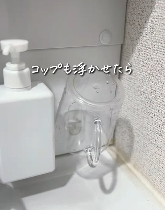 洗面所にコップを浮かせて収納する様子