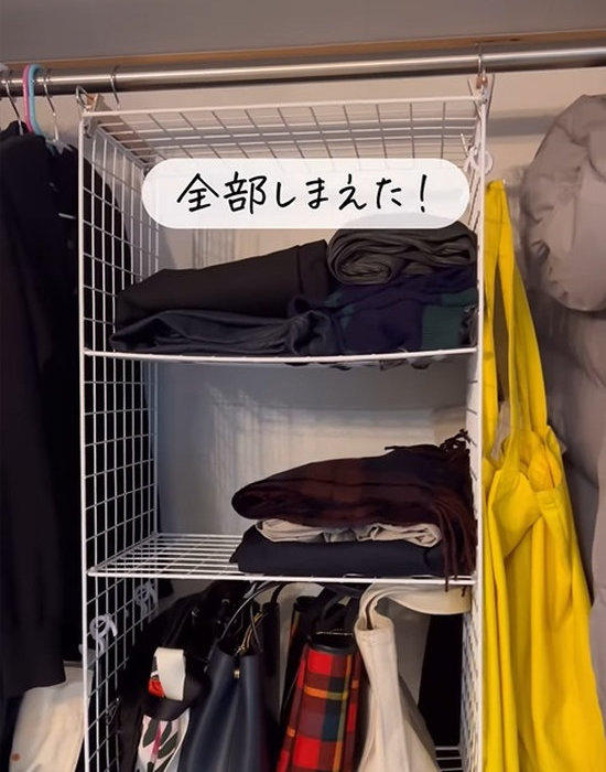 クローゼットの中に収納したワイヤーネットの収納棚