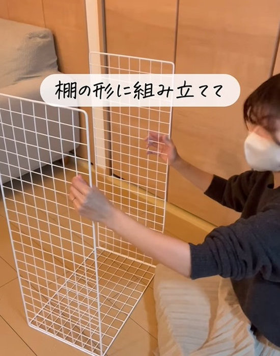 ワイヤーネットを組み立てる女性
