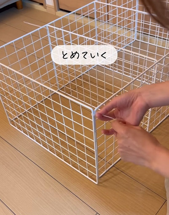 組み立てたワイヤーネットを結束バンドで固定する様子