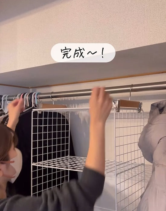 クローゼットに組み立てたワイヤーネットを吊るす様子