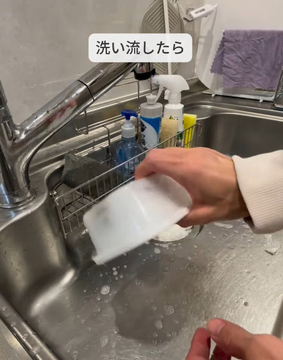 保存容器を洗っている様子