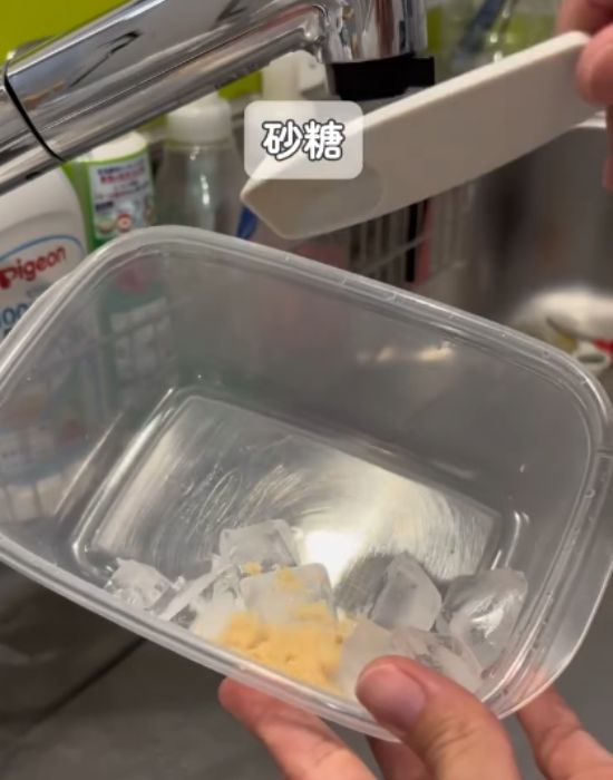 氷と砂糖と水を入れる