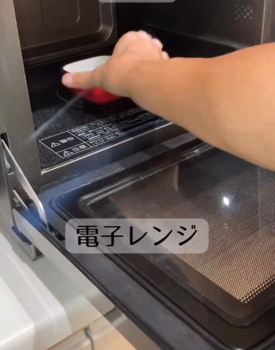 塩を電子レンジで加熱する様子