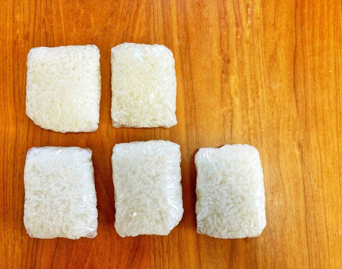 小分けにしたご飯をラップで包んだ様子