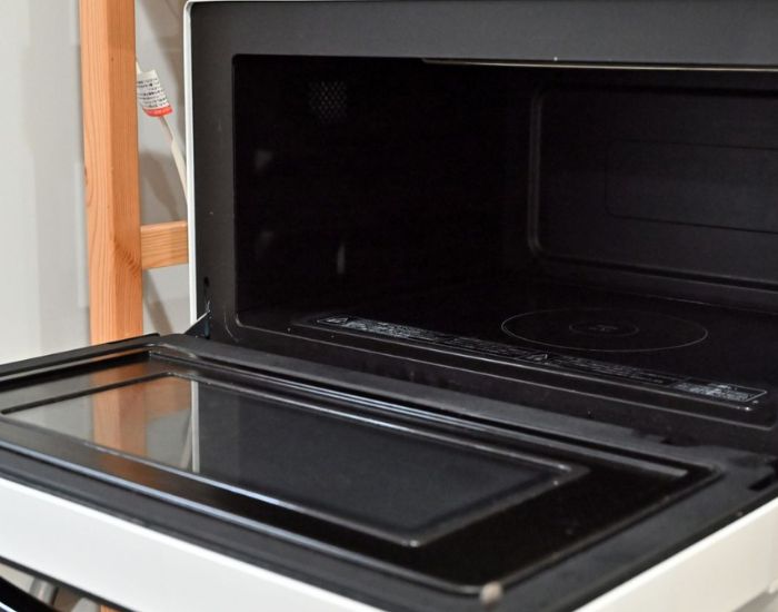 電子レンジの扉が開いている様子