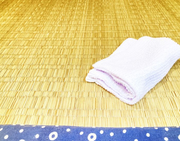 畳の上に雑巾が置かれた様子