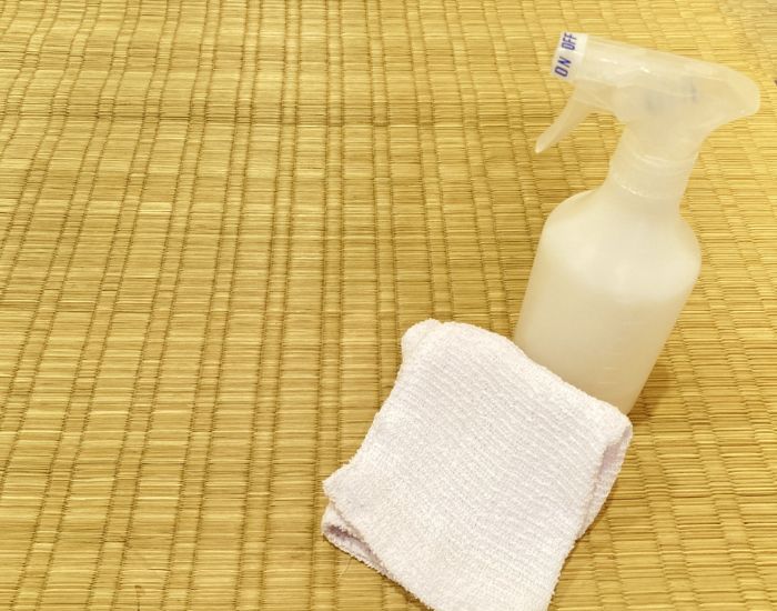 畳の上にスプレーボトルと雑巾を置いた様子