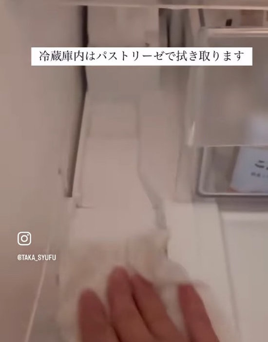 冷蔵庫内を掃除している様子