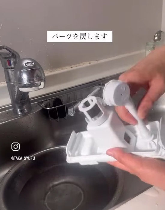 製氷機のパーツを元に戻している様子