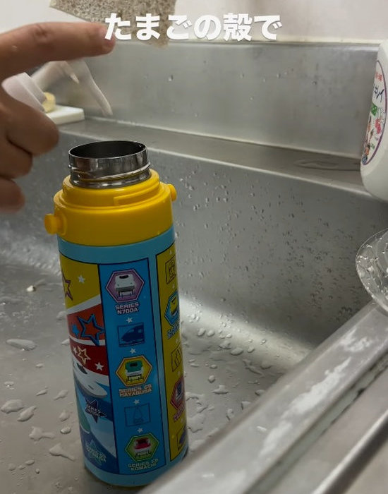 お湯と洗剤を入れる
