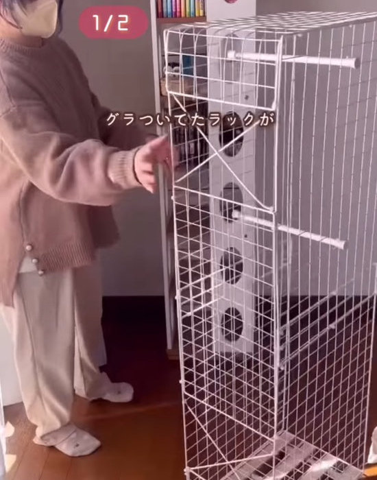 カーテンワイヤーを付けたワイヤーネットのハンガーラック