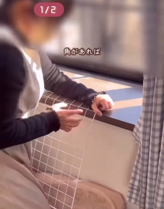 ワイヤーネットを折り曲げる様子