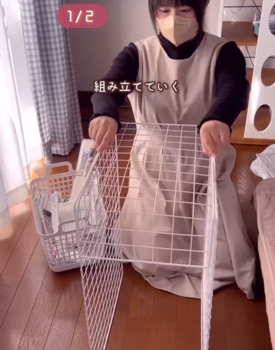 ワイヤーネット同士を組み立てる様子