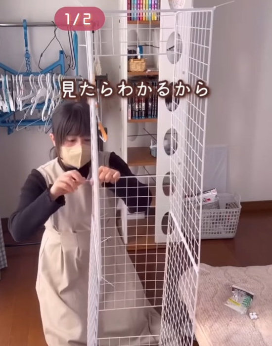 ワイヤーネットを組み立てる様子