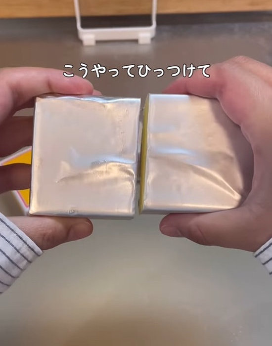 銀紙ごと切ったバターの切り口同士を合わせる様子