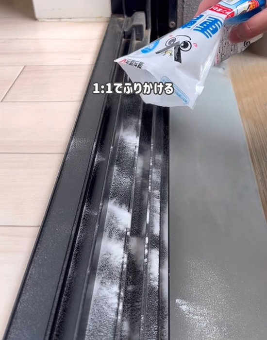 重曹を振り掛ける様子