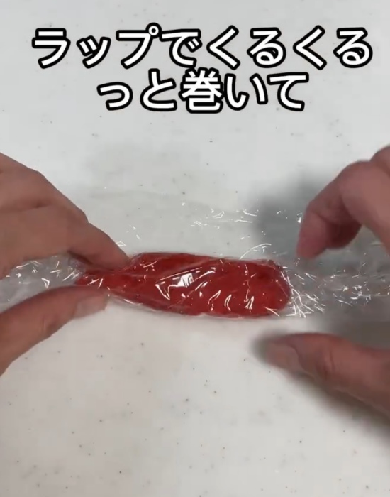 ラップで包んだ明太子