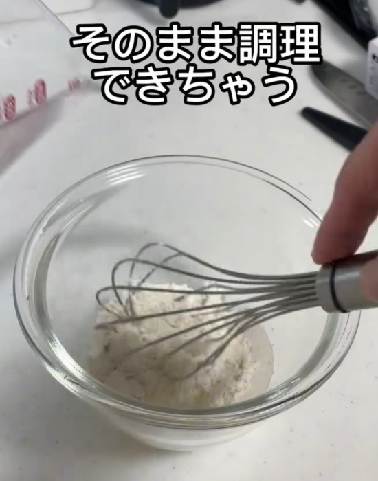 小麦粉と泡立て器が入ったボウル