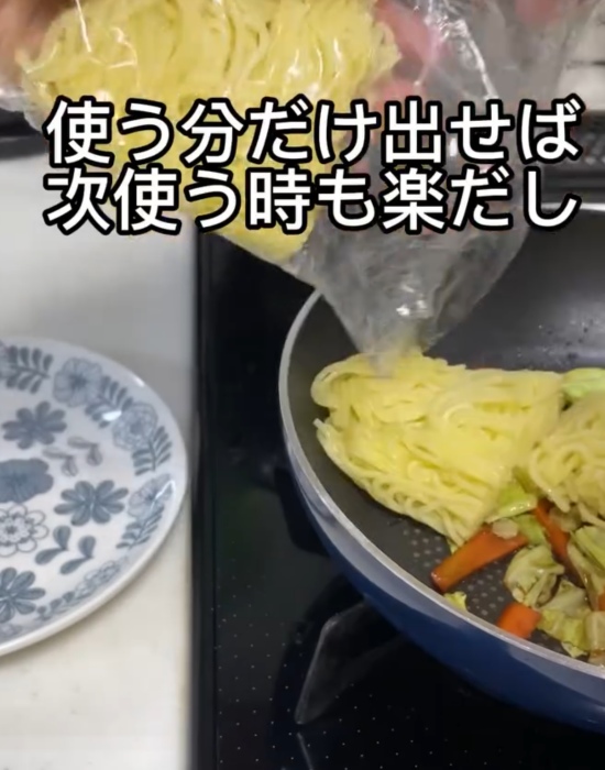 焼きそばを作っている様子