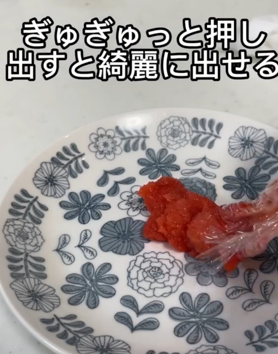 明太子をお皿に出している様子