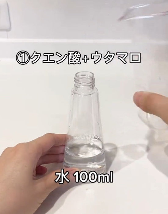 水の入ったスプレーボトル