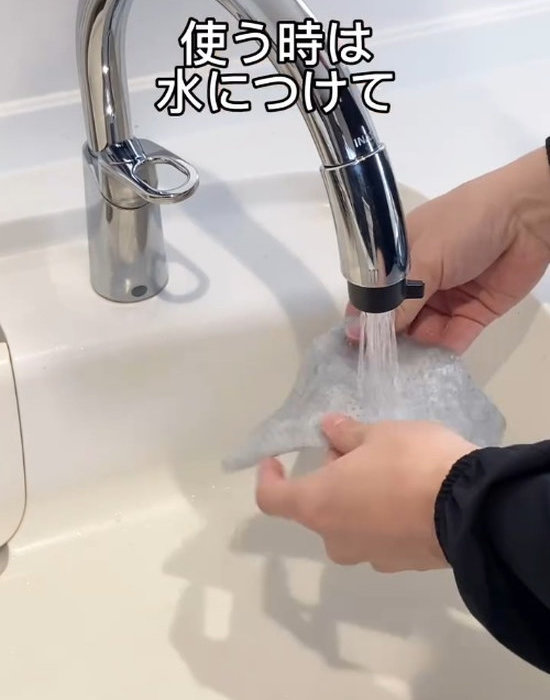 水回りの汚れ用　掃除シートを水で濡らしている様子