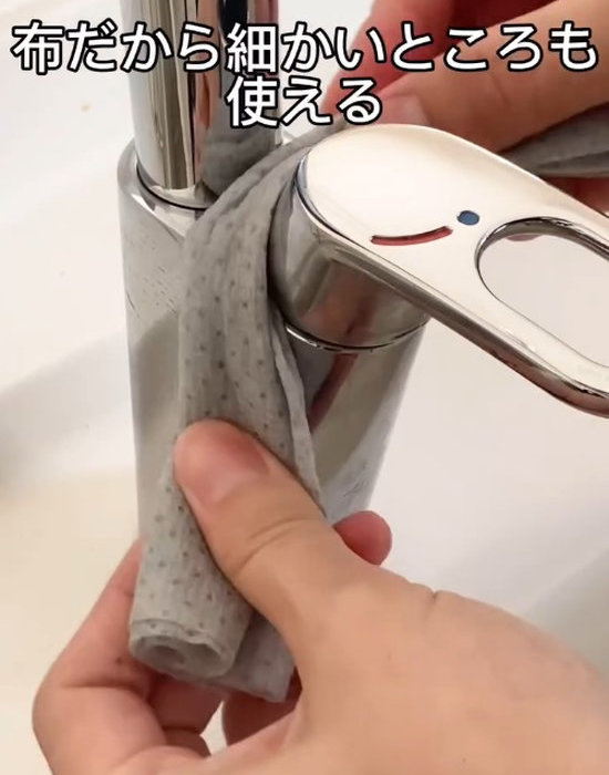水回りの汚れ用　掃除シートで蛇口を磨いている様子