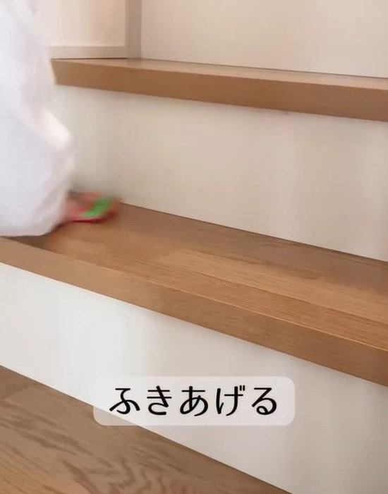 階段の踏板を布で拭き取る様子
