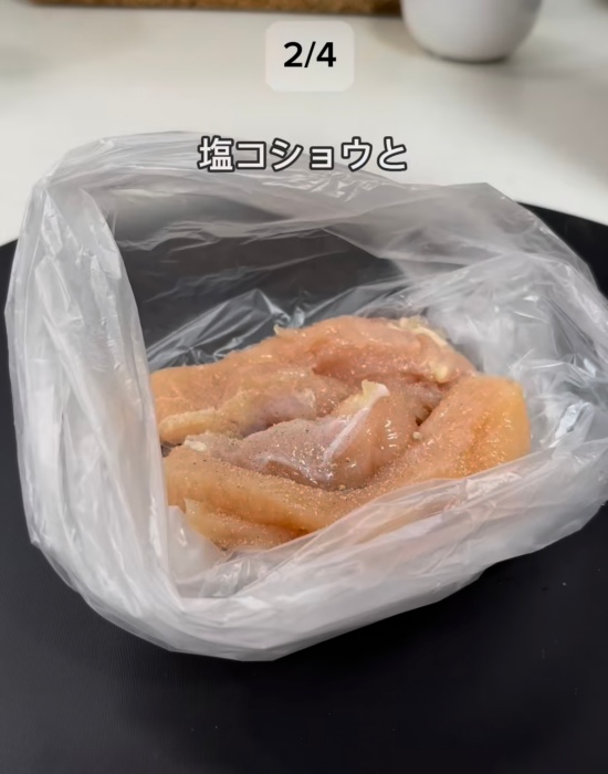 ささみの入った袋に味付けをしている様子