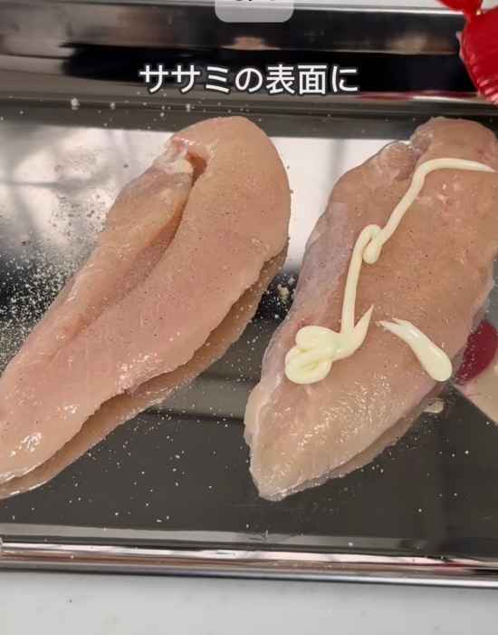 ささみに塩コショウとマヨネーズを塗っている様子
