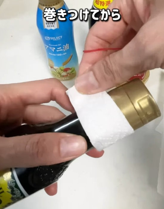 調味料ボトルの口に折ったキッチンペーパーを巻き付ける様子