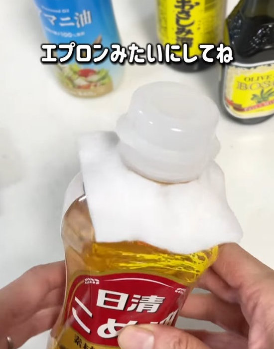 コットンを装着した調味料ボトル